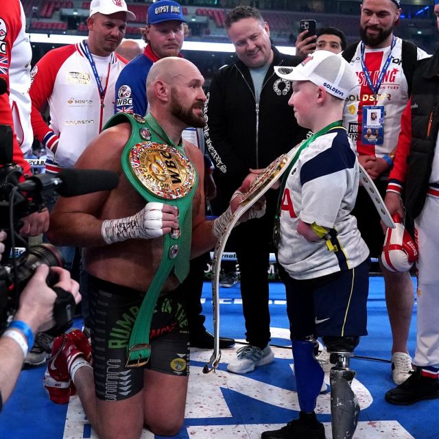 👑After defeating Dillian Whyte via KO last Saturday night, Tyson Fury invited Marshall Janson into the ring and promised to get him some new prosthetics. ❤️