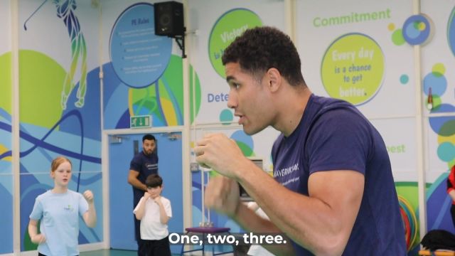 💫 Maverick Stars ambassadors, @deliciousboxing and @conner_tudsbury have visited three schools in Manchester, @walkdencoop, St Andrew's primary and Peel Hall primary to give some advice to inspire the next generation. 

The kids had a great time learning some moves from The @gbboxing athletes, with Conner encouraging a powerful anti-bullying message, while Delicious showed off his Commonwealth Games Gold medal.

They were joined by @walkdenabc's Head Community Coach @roconnor1978 for some fantastic pad sessions!

#boxing #Manchester #community @nigeltraviscc @teamgb @mosssidefirebox @jqcoach1 @jqboxingclub @kezzad8 @englandboxingofficial @cindyngamba